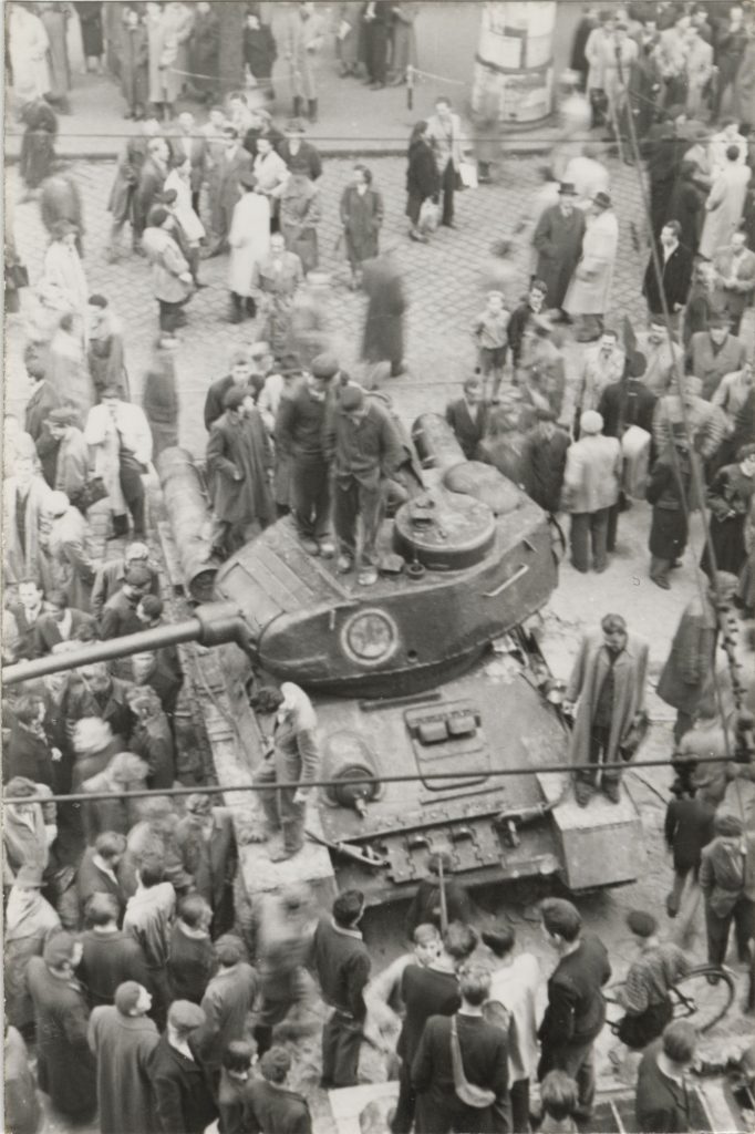 T-34-es harckocsi és a tankot körülvevő tömeg a Mártírok útján (Margit körút) – XV.19.b.7 1. tétel